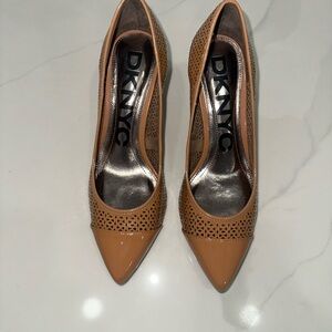 DKNYC Nude Pointed Toe Heels Pumps Size 7